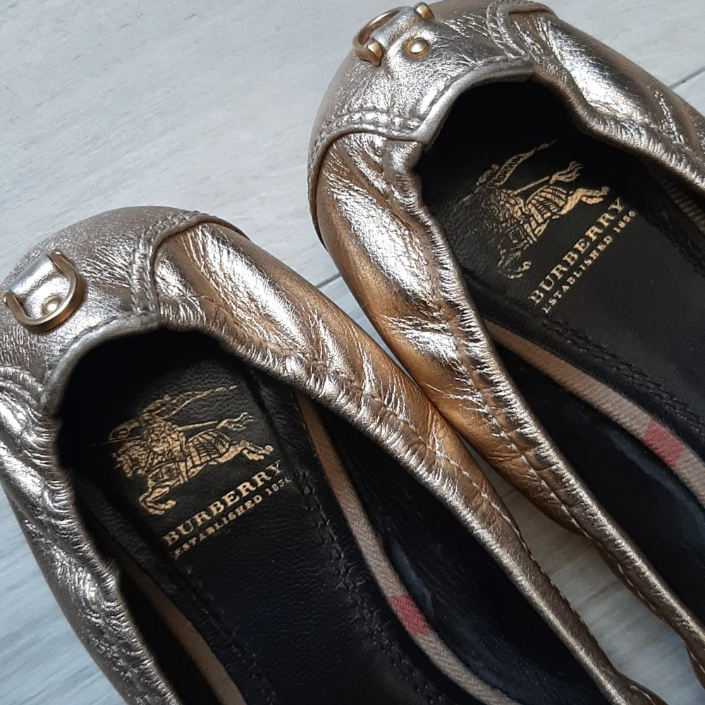Burberry gold open toed  flats - Picture 2 of 8